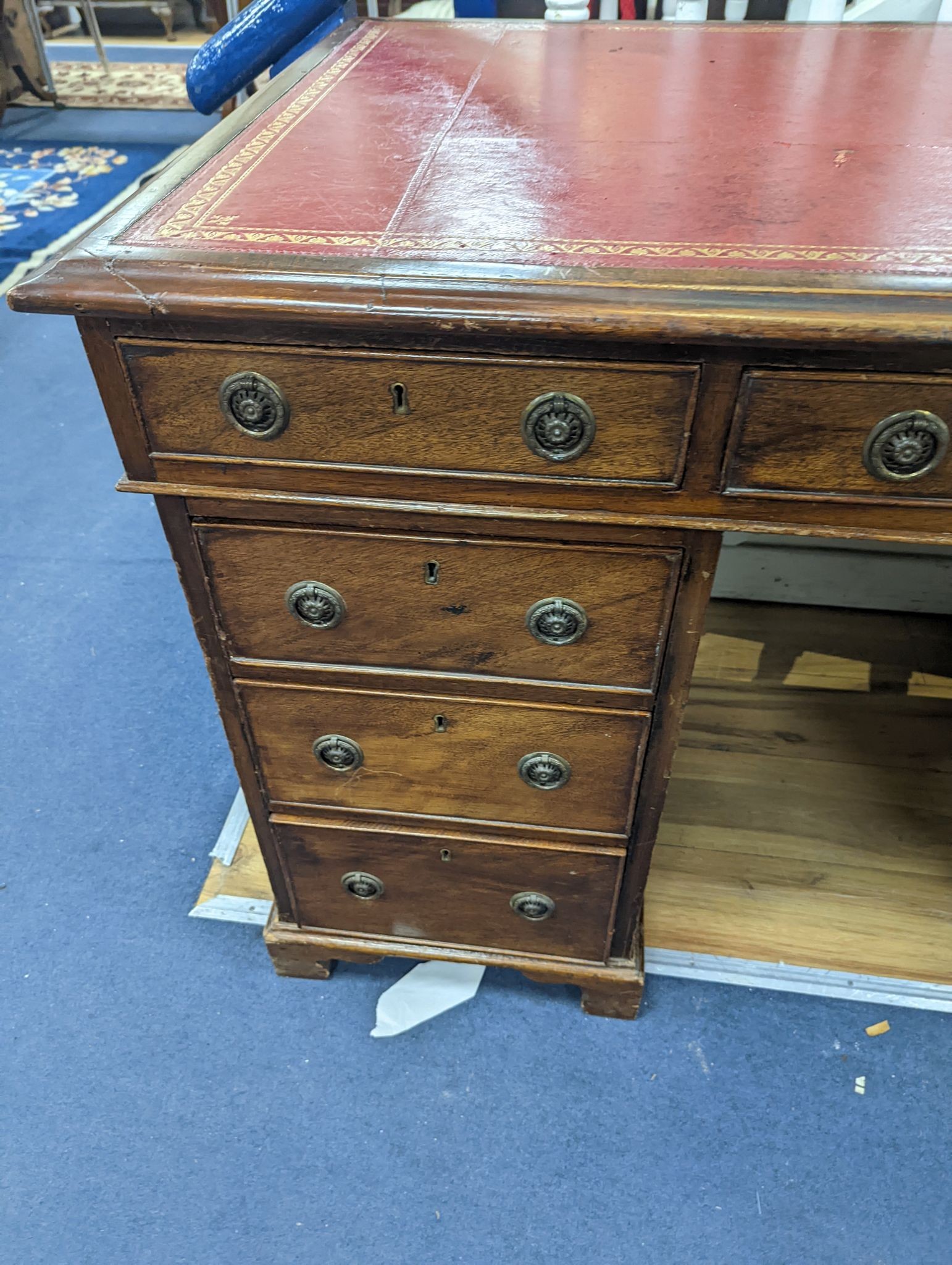 A Victorian mahogany pedestal desk with red leather inset top, length 126cm, depth 71cm, height 77cm